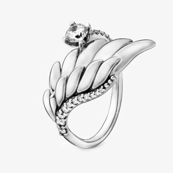 𝅺925 Sparkling Angel Wing Statement Ring - Picture 1 of 13